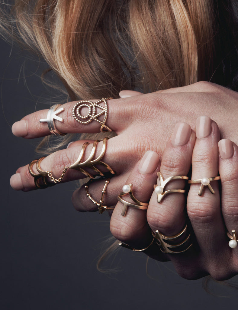 Mini daisy yellow gold midi ring model